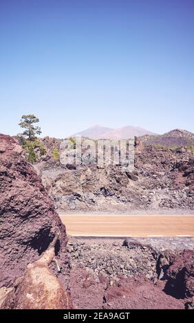 Strada attraverso il terreno vulcanico, stile retrò immagine tonata, Tenerife, Spagna. Foto Stock