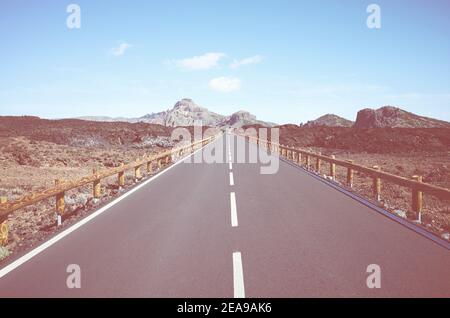 Immagine in tonalità retrò di una strada con scenario vulcanico nel Parco Nazionale del Teide, Tenerife, Spagna. Foto Stock