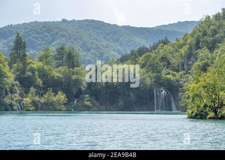 Plitvice, Croazia - 11 agosto 2020: Cascata nella zona dei laghi in estate Foto Stock