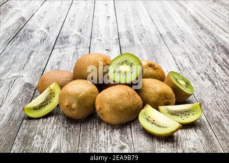 frutta kiwi con fette su tavolo di legno Foto Stock