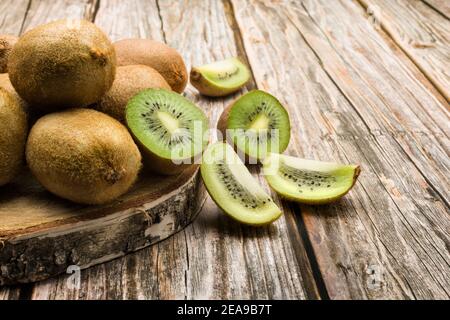 frutta kiwi con fette su tavolo di legno Foto Stock