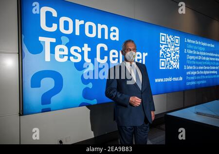 Freising bei Muenchen, Baviera, Germania. 8 Feb 2021. JOACHIM HERRMANN, ministro degli interni dello Stato di Baviera, ha visitato l'aeroporto internazionale di Monaco con rappresentanti della polizia federale e della Bayerisches Landesamt fuer Gesundheit und Lebensmittelsicherheit. Il Ministero degli interni bavarese, in collaborazione con la polizia federale tedesca (Bundespolizei) e la Grenzpolizei (polizia di frontiera), ha tenuto una presentazione sul loro ruolo nella lotta contro la pandemia di Corona negli aeroporti. Parte della strategia per impedire l'importazione del nuovo Coronavirus, in particolare le varianti mutanti pr Foto Stock