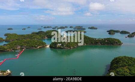 Vista aerea di piccole isole con spiagge e lagune e in Cento Isole Parco Nazionale, Pangasinan, Filippine. Famosa attrazione turistica, Alaminos. Foto Stock