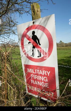Segni al confine di un campo di fuoco militare che allerta la gente a Vietato entrare. Dorset Inghilterra Regno Unito GB Foto Stock