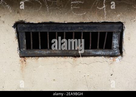 Ventilazione in metallo invecchiato del bunker del garage sotterraneo struttura di deposito in periferia Sofia, Bulgaria, Europa orientale Foto Stock