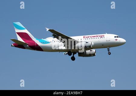 Eurowings Airbus A319 aereo passeggeri OE-LYU arrivo e atterraggio a. Aeroporto di Vienna Foto Stock