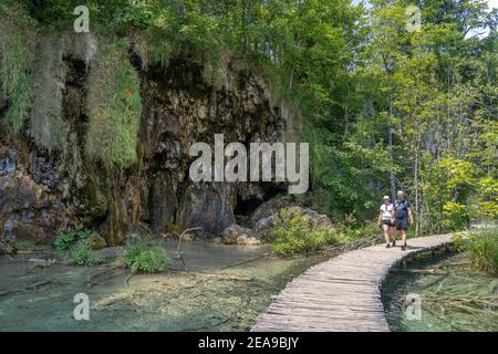 Plitvice, Croazia - 11 agosto 2020: Escursionisti su strada trekking nel parco nazionale Foto Stock