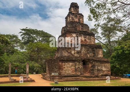 La Satmahal Prasada, o 'torre a piani di pari', nell'antica città reale del Regno di Polonnaruwa nella Provincia Nord Centrale dello Sri Lanka. Foto Stock
