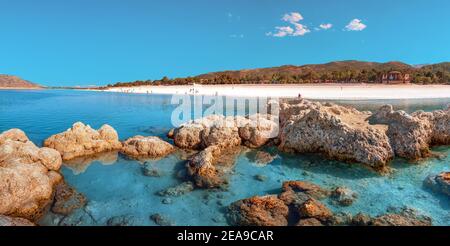 Minerali e affioramenti rocciosi nel lago tettonico Salda in Turchia. Un'ottima attrazione turistica e un luogo dove i residenti locali possono rilassarsi e distendersi Foto Stock