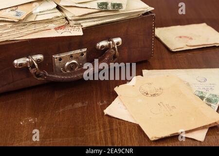 Valigia vintage con lettere postali militari in tempo di secondo Guerra mondiale Foto Stock