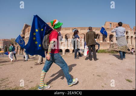 Roma, Italia marzo 25 2017: Marzo per l'Europa, Colosseo. © Andrea Sabbadini Foto Stock
