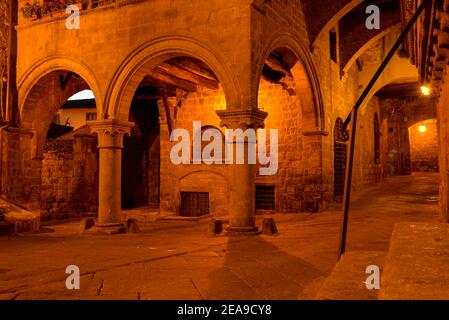 Piccole strade illuminate di notte a Viterbo, Italia Foto Stock