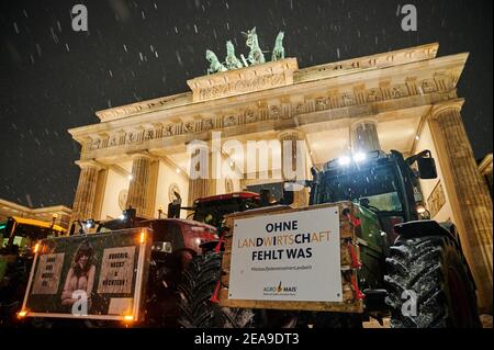 Berlino, Germania. 8 febbraio 2021. "Senza agricoltura manca qualcosa" è scritto su un poster attaccato a un trattore di fronte alla porta di Brandeburgo. Gli agricoltori chiedono accordi per i prezzi di copertura dei costi per i prodotti agricoli e per un maggior numero di prodotti alimentari domestici nel commercio. Credit: Annette Riedl/dpa/Alamy Live News Foto Stock