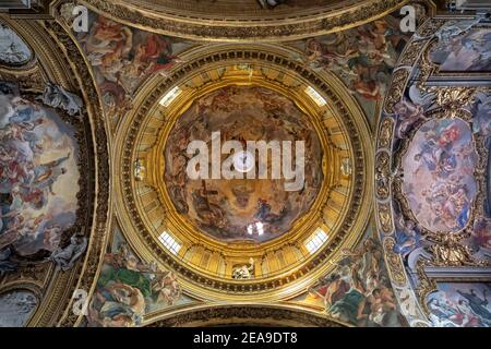 Roma, Italia - 21 Giugno 2018: vista panoramica degli interni della Chiesa del Gesu. È la chiesa madre della Compagnia di Gesù (Gesuiti), un cattolico r Foto Stock