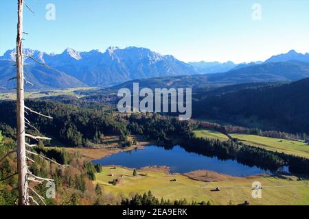 Germania, Baviera, Werdenfels, Geroldsee dall'alto, vista dei Monti Karwendel in autunno Europa, alta Baviera, Werdenfelser Terra, alpi, paesaggio montano, montagne, Karwendel Montagne, scenario, vicino Krün, lago, Wagenbrüchsee, natura, riposo, silenzio, solitudine, deserto, Idyll, stagione, autunno Foto Stock