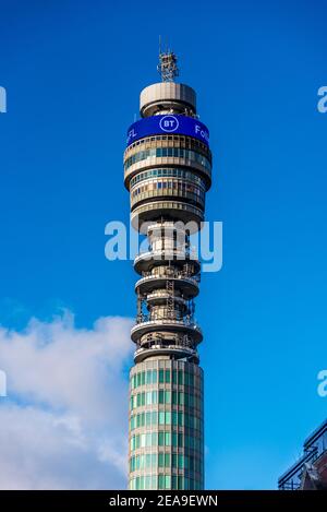 BT Tower a Londra con il nuovo 2019 BT Logo. La BT Tower aperto nel 1965. Foto Stock