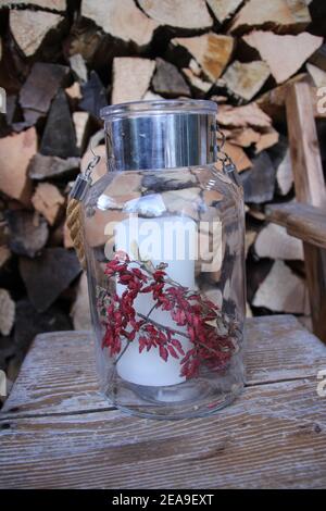 Lanterna di fronte ad un mucchio di legno su una sedia, decorativo Foto Stock