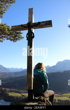 Giovani donne, escursione alla croce Gerolder, Germania, Baviera, Werdenfels, Geroldsee, vista, Karwendel, Europa autunno, alta Baviera, Werdenfelser Terra, Alpi, paesaggio montano, montagne, montagne Karwendel, paesaggio, vicino Krün, lago, Wagenbrüchsee, natura, riposo, silenzio, Idyll, stagione, autunno Foto Stock