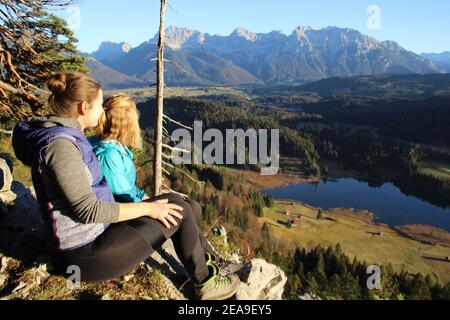 Giovani donne, escursione alla croce Gerolder, Germania, Baviera, Werdenfels, Geroldsee, vista, Karwendel, Europa autunno, alta Baviera, Werdenfelser Terra, Alpi, paesaggio montano, montagne, montagne Karwendel, paesaggio, vicino Krün, lago, Wagenbrüchsee, natura, riposo, silenzio, Idyll, stagione, autunno Foto Stock