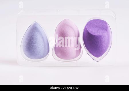 Set di spugne colorate per il trucco (beauty blenders) isolate su uno sfondo bianco. Foto Stock