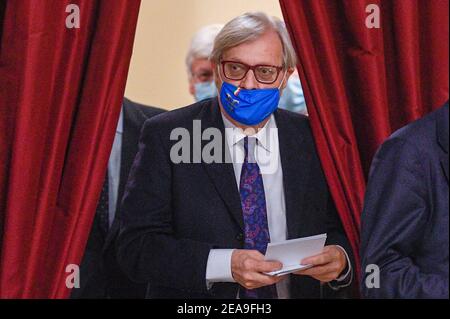 Roma, Italia. 8 febbraio 2021. Crisi del governo secondo turno di consultazioni di Draghi per la formazione del nuovo governo nella foto Vittorio Sgarbi Editorial Usage Only Credit: Independent Photo Agency/Alamy Live News Foto Stock