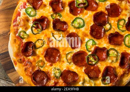 Pizza Jalapeno Pepperoni speziata fatta in casa pronta a mangiare Foto Stock