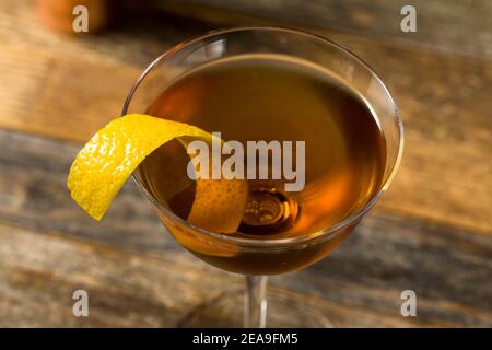 Cocktail alcolico boozy Scotch Bobby Burns con un peel al limone Foto Stock