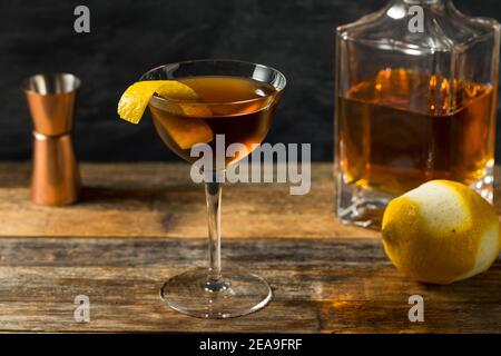 Cocktail alcolico boozy Scotch Bobby Burns con un peel al limone Foto Stock