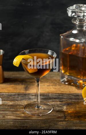 Cocktail alcolico boozy Scotch Bobby Burns con un peel al limone Foto Stock