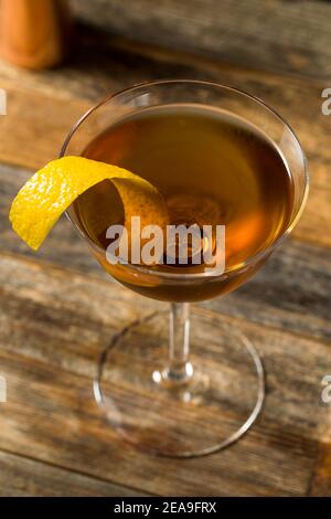 Cocktail alcolico boozy Scotch Bobby Burns con un peel al limone Foto Stock