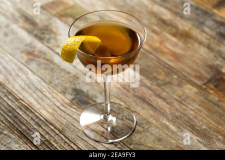 Cocktail alcolico boozy Scotch Bobby Burns con un peel al limone Foto Stock