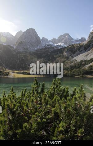 Austria, Tirolo, Ehrwald, Seebensee, Zugspitze, specchio, superficie d'acqua, massiccio dello Zugspitz, lago, lago di montagna, montagne, alpi, montagne Wetterstein, paesaggio montano, paesaggio montano, idillio, massiccio montano, massiccio montano, cielo, roccia, lago di montagna, acqua, turismo, tardo autunno, natura, Foto Stock