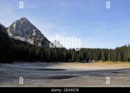 Austria, Tirolo, Leutasch, Leutaschtal, Gaistal, montagne, alpi, Monti Wetterstein, paesaggio montano, paesaggio montano, idillio, atmosfera, brina, cielo, roccia, turismo, fine autunno, natura, alberi, Igelsee, vista del lago sotto l'Igelskopf (2224 m) nel Gaistal vicino Ehrwald Foto Stock