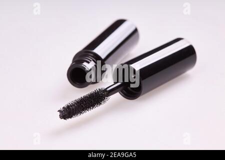 Mini bottiglia di mascara con spazzola isolata in bianco. Kit da viaggio bottiglia Mini Mascara con spazzola isolata in bianco. Kit da viaggio Foto Stock