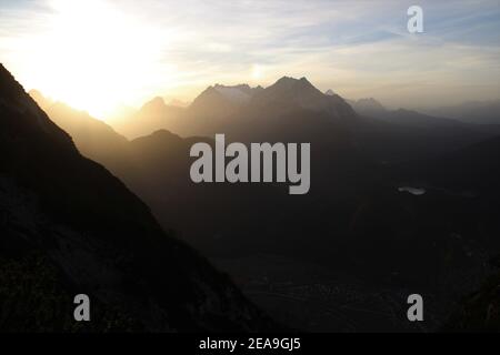 Tramonto in direzione dei Monti Wetterstein, con lo Zugspitze sullo sfondo, preso sul Gamseck sopra il rifugio Mittenwalder Foto Stock