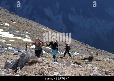 Escursione al Pleisenspitze (2569 m), giovani donne, tour in montagna, escursioni in montagna, all'aperto Foto Stock