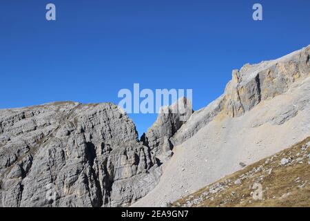 Escursione al Pleisenspitze (2569 m), tour in montagna, escursioni in montagna, all'aperto, ai piedi delle colline impressionanti del Pleisenspitze, campo di ghiaione Foto Stock