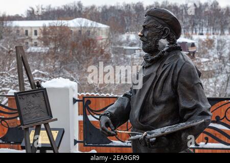 VLADIMIR, RUSSIA - 02 febbraio 2021: Scultura di un artista che dipinge un paesaggio Foto Stock