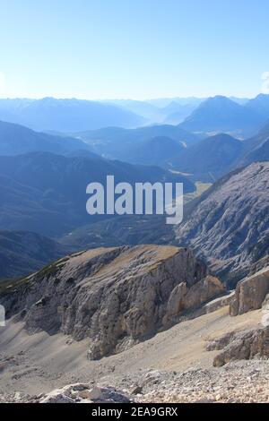 Escursione al Pleisenspitze (2569 m), escursione in montagna, escursioni in montagna, all'aperto, Brunnstein di fronte a destra, sullo sfondo il Hohe Mund, nella valle si può vedere Scharnitz Foto Stock