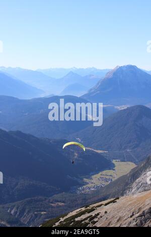 Escursione al Pleisenspitze (2569 m), parapendio su Scharnitz, sullo sfondo il Hohe Munde, Inntal, tour in montagna, escursioni in montagna, all'aperto Foto Stock