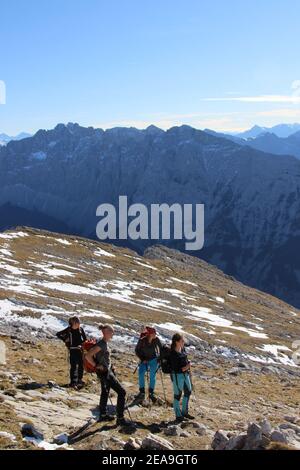 Escursione al Pleisenspitze (2569 m), giovani donne, tour in montagna, escursioni in montagna, all'aperto, vista sull'Hinterautal Foto Stock