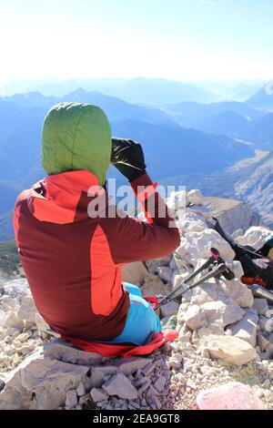 Escursione al Pleisenspitze (2569 m), giovane donna con binocolo, escursione in montagna, escursioni in montagna, all'aperto Foto Stock