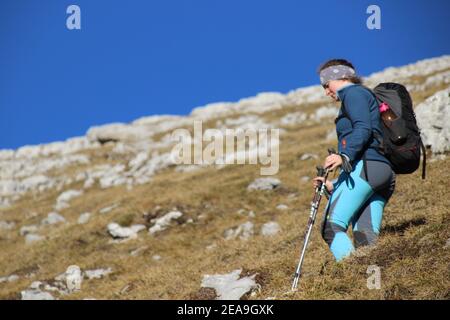 Escursione al Pleisenspitze (2569 m), giovani donne, tour in montagna, escursioni in montagna, all'aperto Foto Stock