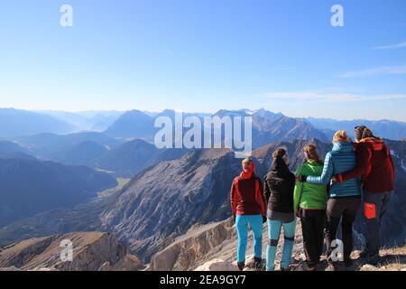 Escursione al Pleisenspitze (2569 m), giovani donne, tour in montagna, escursioni in montagna, all'aperto, vista verso Scharnitz nel massiccio del Brunnstein in primo piano Foto Stock