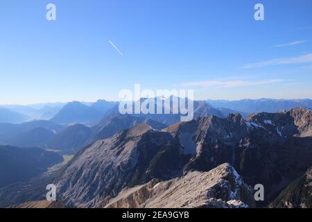 Escursione al Pleisenspitze (2569 m), tour in montagna, escursioni in montagna, all'aperto, vista di Brunnsteinspitze e la catena montuosa del Karwendel nord, nella valle si può vedere Scharnitz, Wetterstein Montagne con Zugspitze sullo sfondo Foto Stock