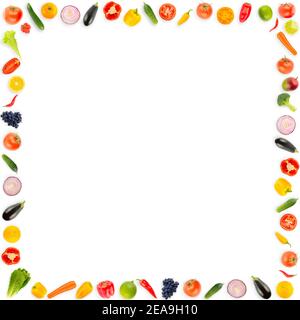 Cornice quadrata, verdure fresche mature e frutta isolate su sfondo bianco. Spazio di copia Foto Stock