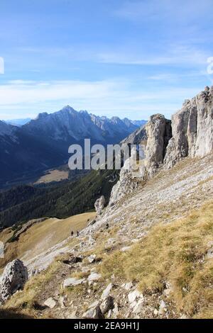 Escursione alla Gehrenspitze (2367 m) nei Monti Wetterstein, Leutasch, Leutasch Valley, Puittal, fine autunno Foto Stock
