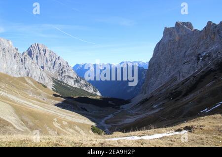 Escursione alla Gehrenspitze (2367 m) nei Monti Wetterstein, Leutasch, Leutasch Valley, Puittal, tardo autunno, Wetterstein sulla sinistra con vista di Arnspitzen al centro e Karwendel sullo sfondo, Gehrenspitzen sulla destra Foto Stock