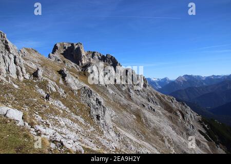 Escursione alla Gehrenspitze (2367 m) nelle montagne Wetterstein, 2 uomini, Leutasch, Leutasch Valley, fine autunno Foto Stock