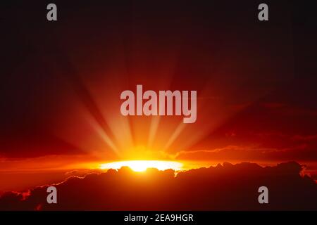Maestoso tramonto con raggi solari luminosi su cielo scuro. Foto Stock